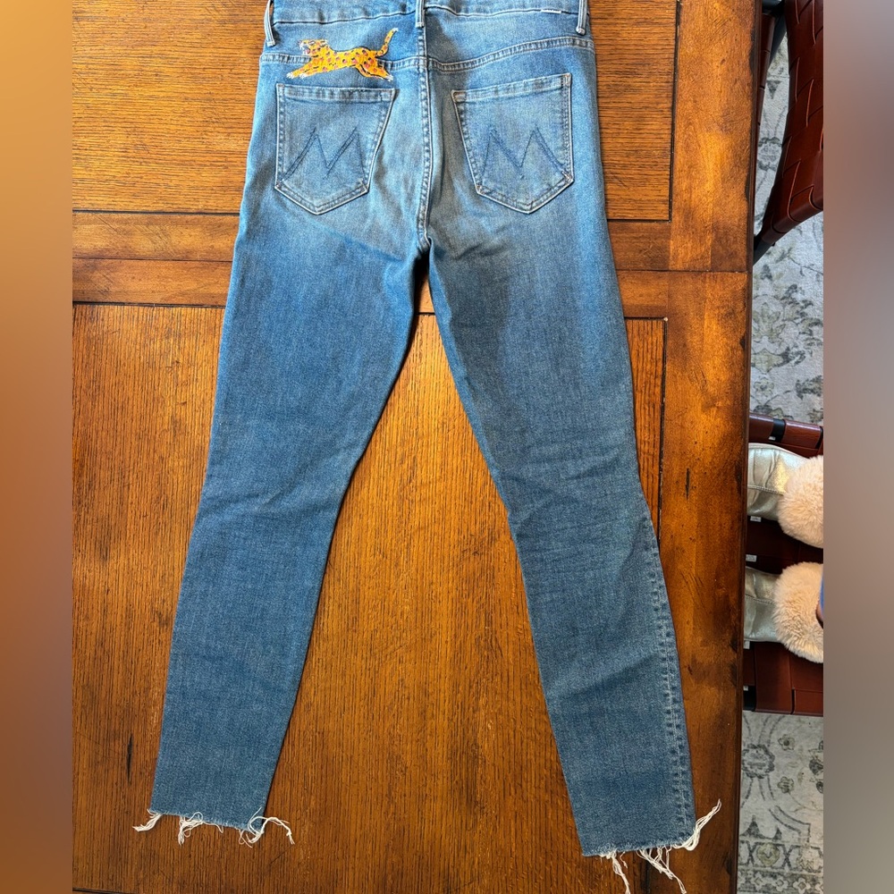 MOTHER High-Rise Light Blue Jeans with Embroidered Yellow Leopard - Picture 6 of 10
